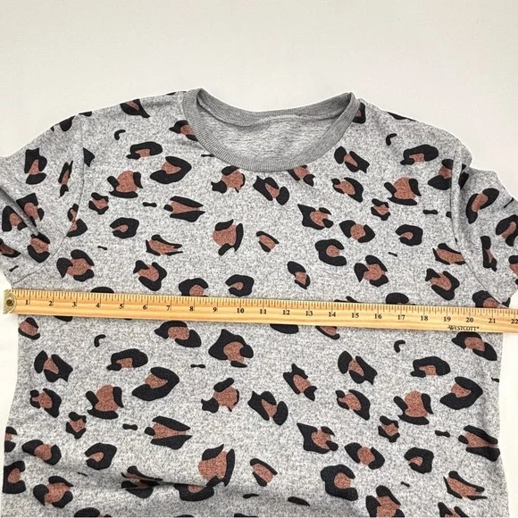 Women’s Leopard Pullover in Grey with Black and Brown spots in Size Large - Picture 4 of 8